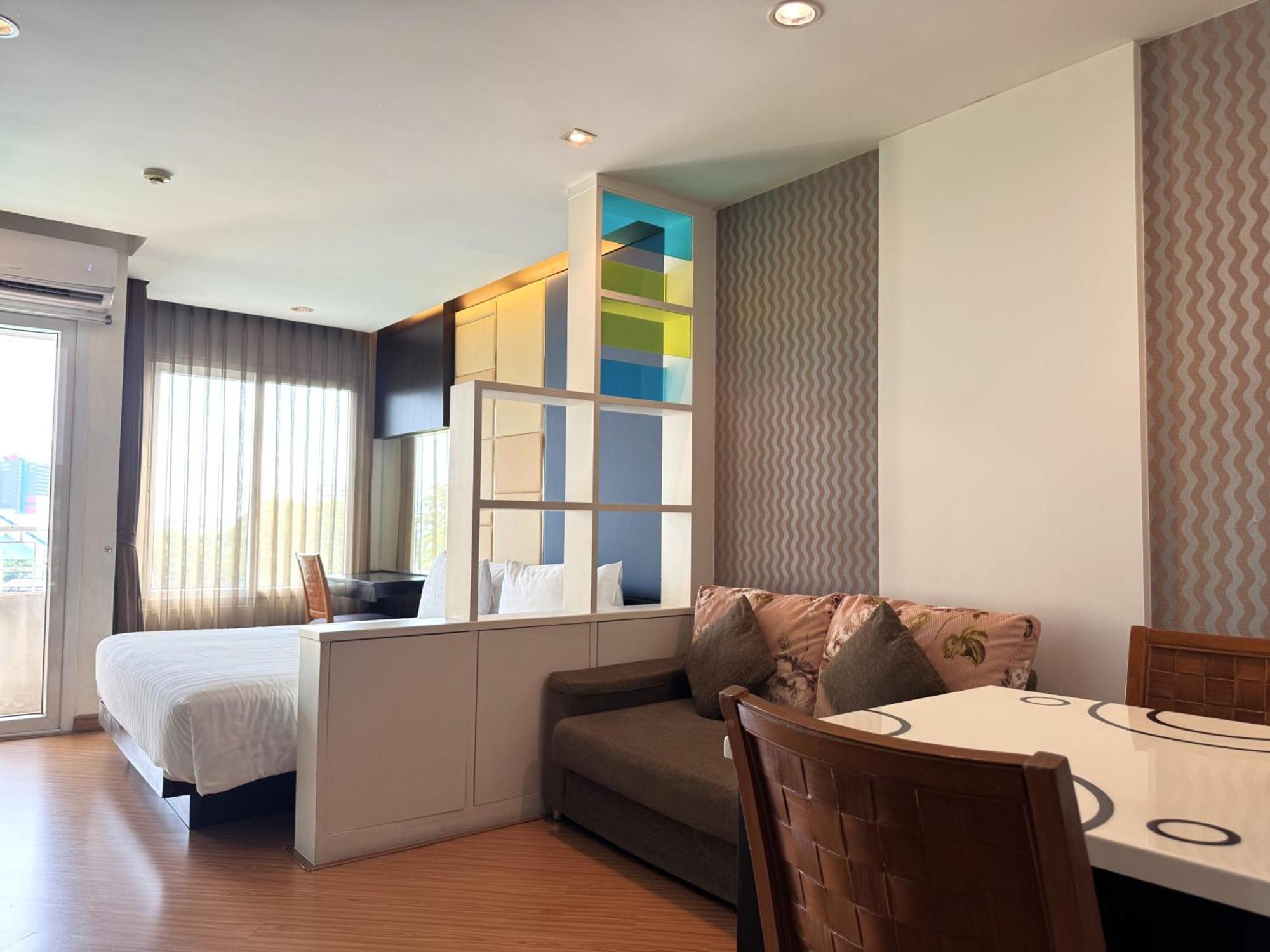 The Sunreno Hotel Sha Бангкок Екстер'єр фото