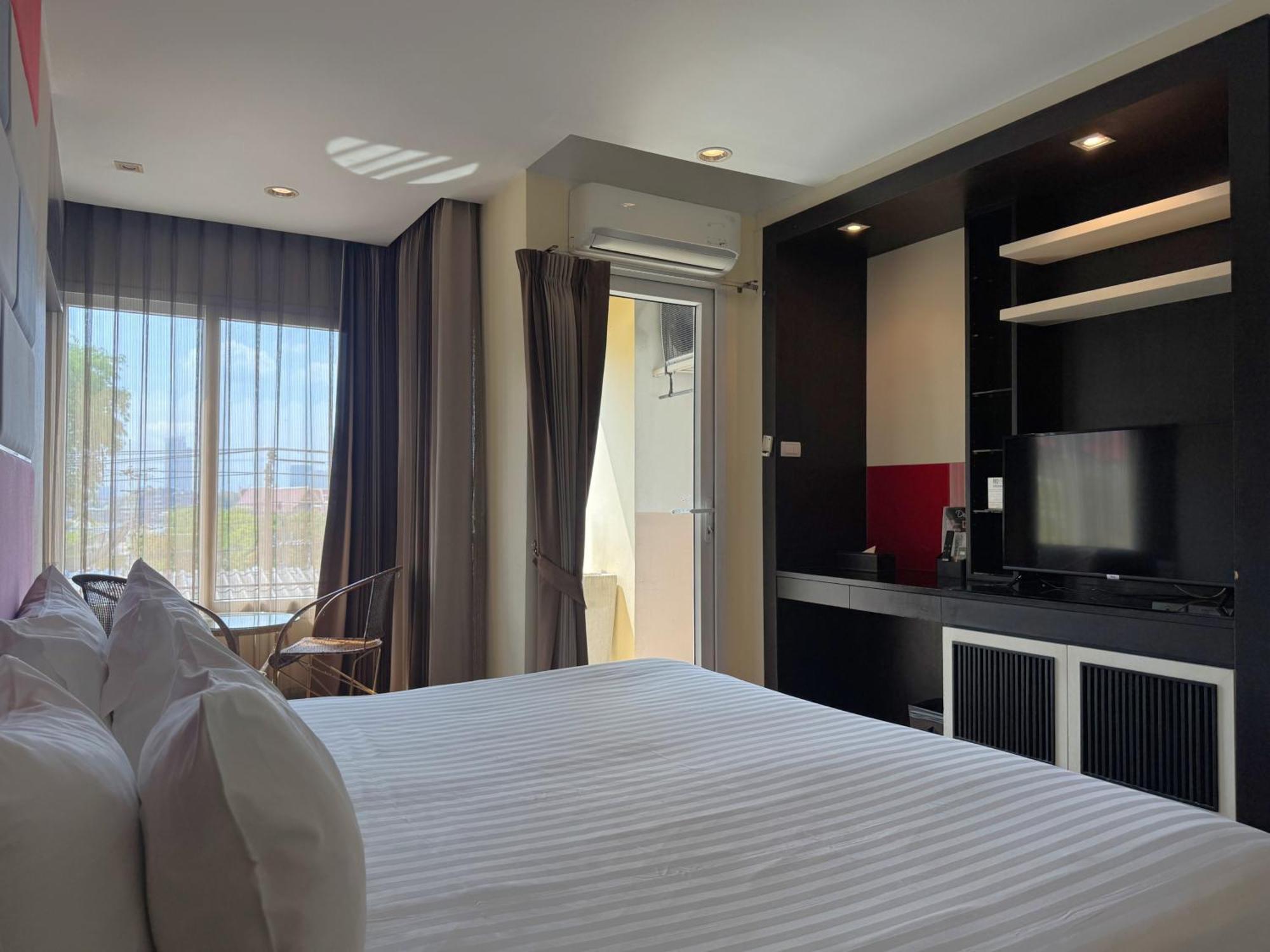 The Sunreno Hotel Sha Бангкок Екстер'єр фото