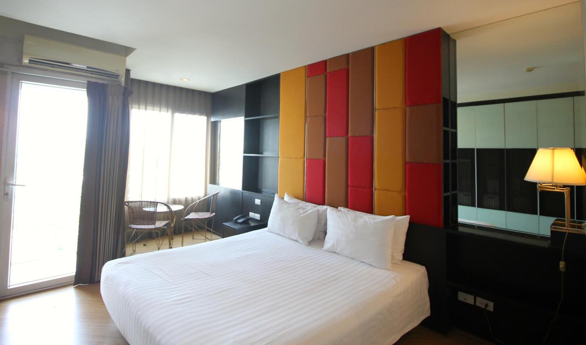 The Sunreno Hotel Sha Бангкок Екстер'єр фото
